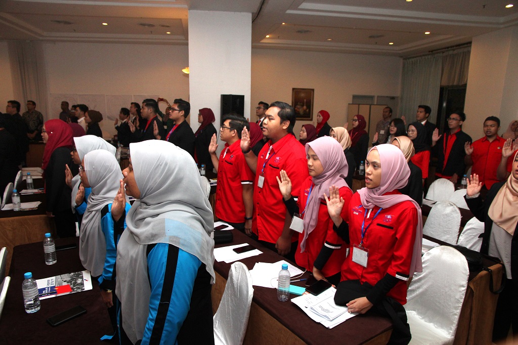 Students pledge.